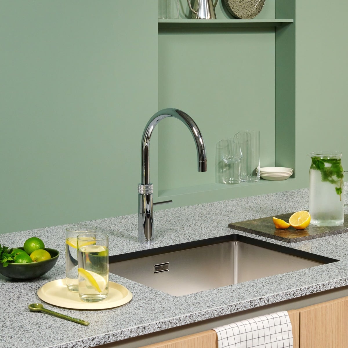 Quooker Fusion Round Chroom met Combi en een CUBE 8 Quooker Fusion Round Chroom met Combi en een CUBE in een keuken