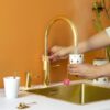 Quooker Fusion Round Goud met PRO3 en een CUBE in een keuken