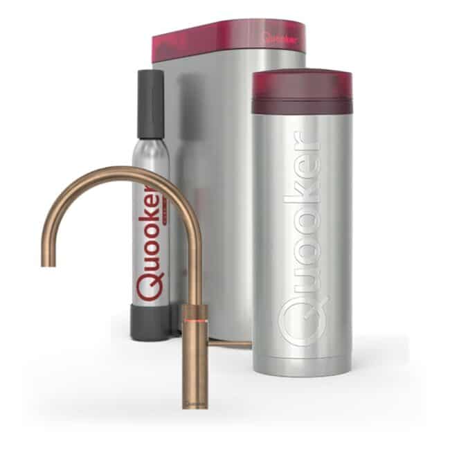 Quooker Fusion Round Messing Patina met PRO3 en een CUBE, kraan, reservoir en CUBE samen op wit