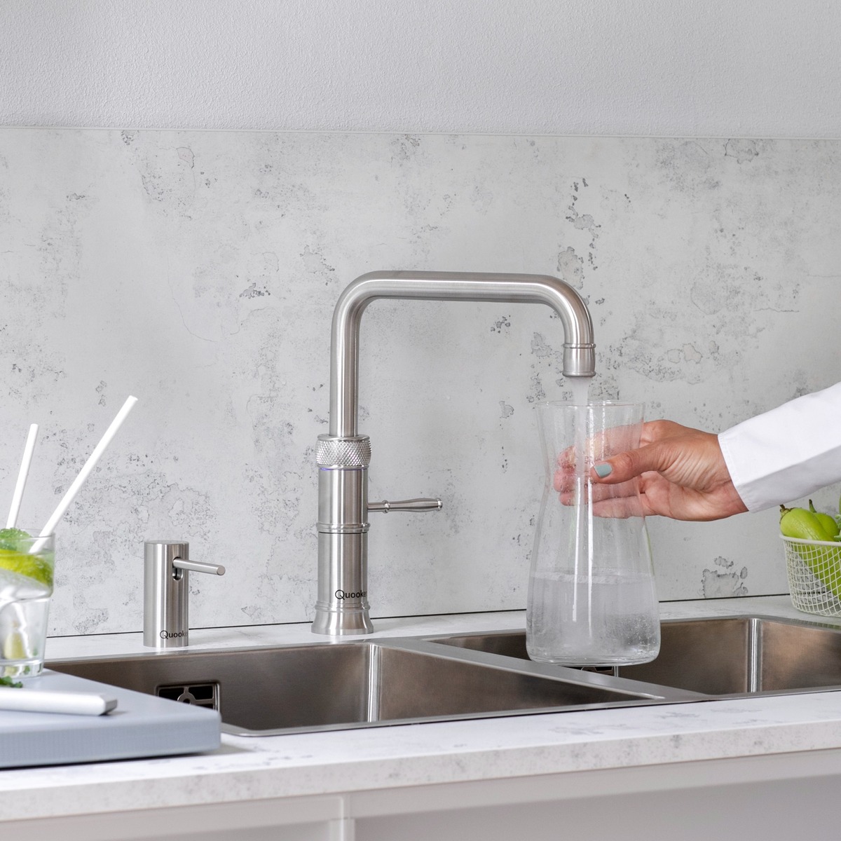 Quooker Classic Fusion Square RVS met Combi+ en een CUBE 9 Quooker Classic Fusion Square RVS met Combi+ en een CUBE in een tweede keukenopstelling