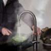 Quooker Flex Round Gunmetal losse kraan in een keuken