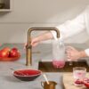 Quooker Classic Fusion Square Messing Patina met PRO3 en een CUBE in een keuken