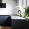 Unito Orbit Rond Zwart met Infinity Juice-Bar in een keuken