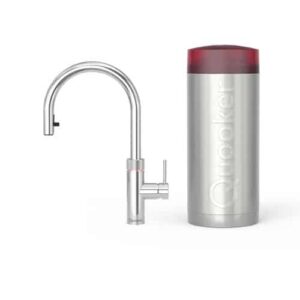 Winkelmand 7 Een moderne roestvrijstalen keukenkraan met een gebogen uitloop, afgebeeld naast een bijpassende Quooker Combi Flex Chroom - 22XCHR cilindrische watertank met het label "Quooker" met een rode bovenkant.