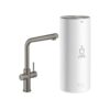 Een moderne Grohe Red 3-in-1 L-uitloop Mat Donkergrijs L-vormige boiler keukenkraan met een zijhendel staat naast een hoge witte cilindervormige unit met de naam Grohe Red, met glas- en waterpictogrammen op de voorkant.