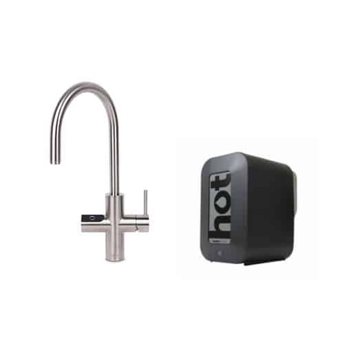 Hotspot Titanium Vito RVS 4 liter boiler 1 Een Hotspot Titanium Vito RVS 4 liter boiler wordt getoond naast een roestvrijstalen keukenkraan met een hoge gebogen uitloop. Op de voorkant van de compacte zwarte boiler staat "hot".