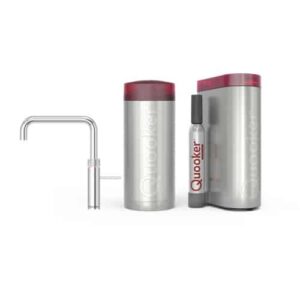 De Quooker Combi CUBE Fusion Square Chroom - 22FSCHRCUBE set bestaat uit een metalen vierkante kraan, twee cilindrische roestvrijstalen containers met rode deksels en een Quooker CO2 bus, allemaal weergegeven op een witte achtergrond.