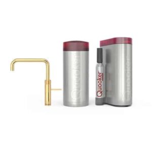 De Quooker Combi CUBE Fusion Square Goud bevat een gouden kraan, twee zilveren tanks met rode deksels en een kleine CO2-bus met Quooker-label, allemaal weergegeven op een witte achtergrond.