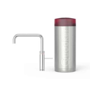 Winkelmand 4 De Quooker Combi Fusion Square Chroom - 22FSCHR heeft een moderne rechthoekige schenktuit en een cilindrische roestvrijstalen tank met het Quooker-logo en een rood getint deksel, en voegt een strakke stijl toe aan elke keuken.
