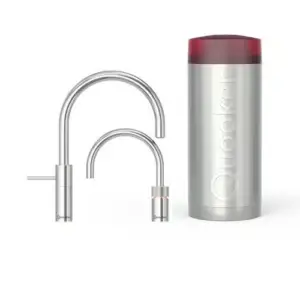 De Quooker Combi Nordic Round Twintap Chroom heeft een gebogen, roestvrijstalen kraanset met bijpassende handgreep, afgebeeld met een cilindrische kokendwatertank met een rode bovenkant.