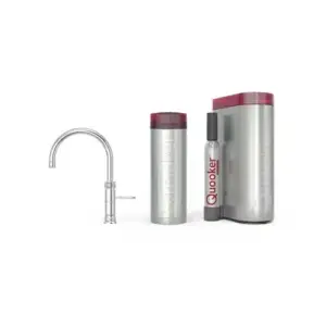 Het Quooker PRO3 CUBE Classic Fusion Round Chroom (3CFRCHRCUBE) kokendwaterkraansysteem heeft een gebogen chromen kraan, twee roestvrijstalen canisters en een CO2-patroon met rode accenten, afgebeeld op een witte achtergrond.