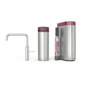 De Quooker PRO3 CUBE Fusion Square Chroom - 3FSCHRCUBE bevat een moderne zilverkleurige kraan, cilindervormig kokend waterreservoir, CO₂-reservoir en een rechthoekige eenheid - allemaal met rode accenten en het kenmerkende Quooker-logo.