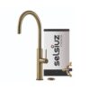 Een gouden Selsiuz Titanium Combi Extra Boiler Gessi Gold keukenkraan met een hoge, gebogen uitloop staat naast een witte en zwarte Selsiuz Titanium box, naast een kleine kraan en een ronde fitting.