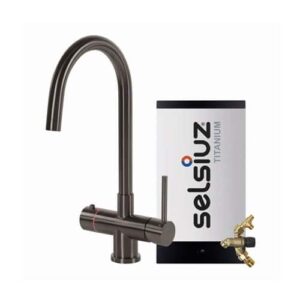 Een strakke, moderne Selsiuz Titanium Combi Extra Boiler Rond Gun Metal keukenkraan met een gebogen uitloop wordt getoond naast de titanium boiler en een kleine messing aansluitkraan.