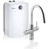 De Floww Premium3 Twist Round Chroom met Combi-XL boiler, een compact wit toestel met drie bovenaansluitingen, is gecombineerd met een moderne keukenkraan met een gebogen uitloop en een ééngreepsgreep.