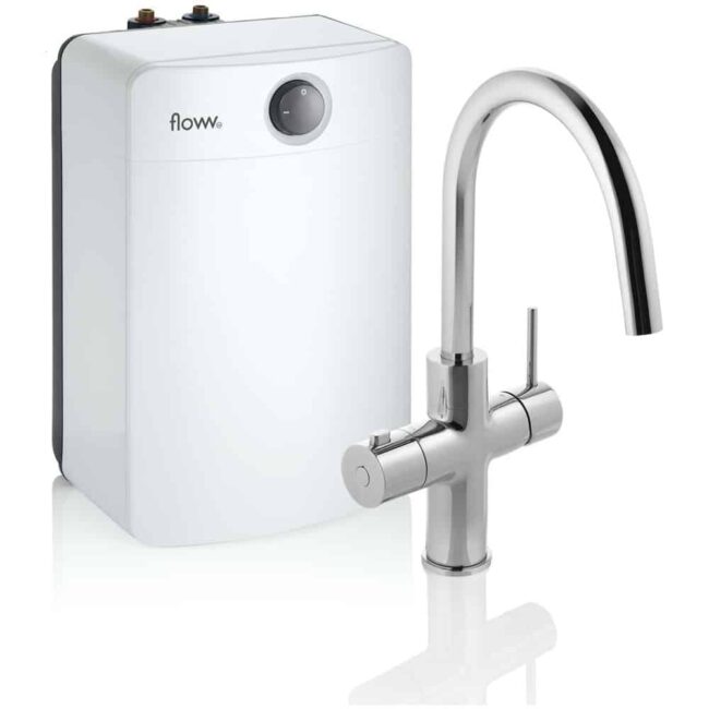 De Floww Premium3 Twist Round Chroom met Combi-XL boiler, een compact wit toestel met drie bovenaansluitingen, is gecombineerd met een moderne keukenkraan met een gebogen uitloop en een ééngreepsgreep.