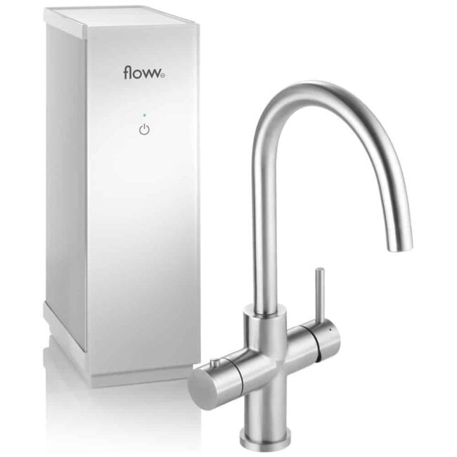 Een moderne zilveren keukenkraan met een gebogen uitloop en een enkele hendel staat naast een slanke, ronde Floww Premium3 Twist RVS met Solo boiler waterfiltratie-eenheid met het label "flow".