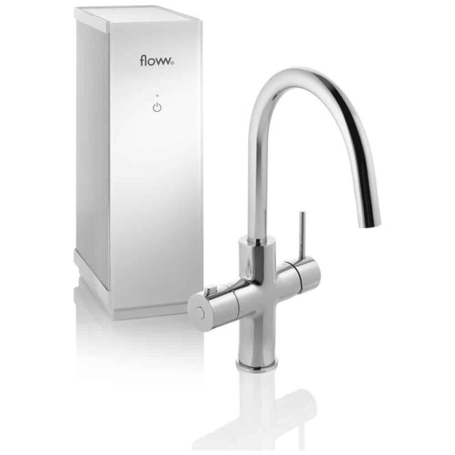 Een moderne zilveren waterzuiveraar, de Floww Premium3 Twist Round Chroom met Solo boiler, heeft een hoge, slanke Twist Round Chroom kraan en rechthoekige bedieningseenheid in minimalistisch design op een witte achtergrond.