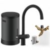 Een Franke Maris Touch 4-in-1 Zwart 4 liter + Bypass keukenkraan met cilindrisch reservoir, gebogen uitloop en bedieningshendel wordt getoond met messing en zilveren sanitaironderdelen op een witte achtergrond.