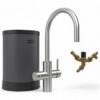 De Franke Maris Touch 3-in-1 RVS 4 liter + Bypass heeft een moderne roestvrijstalen kraan met een gebogen uitloop, een zwart cilindervormig 4 liter element en een messing kraanblok, allemaal tegen een witte achtergrond.