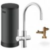 De Franke Maris Touch 3-in-1 RVS 7 liter boiler en Mengset kraan worden getoond tegen een witte achtergrond, met de moderne hoge zilveren keukenkraan met zijhendel.