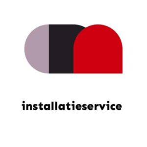 Winkelmand 2 Het logo bestaat uit een afgerond, pilvormig pictogram dat is opgedeeld in lichtgrijze, zwarte en rode segmenten. Daaronder staat "installatieservice" in vette zwarte kleine letters, waarmee de expertise in kokendwater kraanoplossingen wordt overgebracht. Productnaam: Installatieservice.