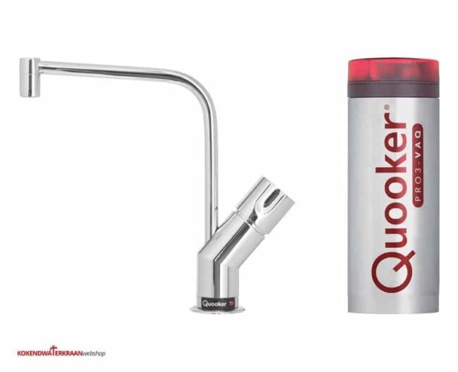 Een moderne zilverkleurige Quooker® PRO3-VAQ Basic keukenkraan met een cilindrisch design is geplaatst naast een metalen waterreservoir met een rood deksel en het kenmerkende Quooker-logo.